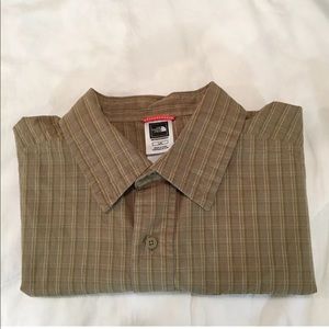 THE NORTH FACE BUTTON DOWN SHIRT SIZE LARGE